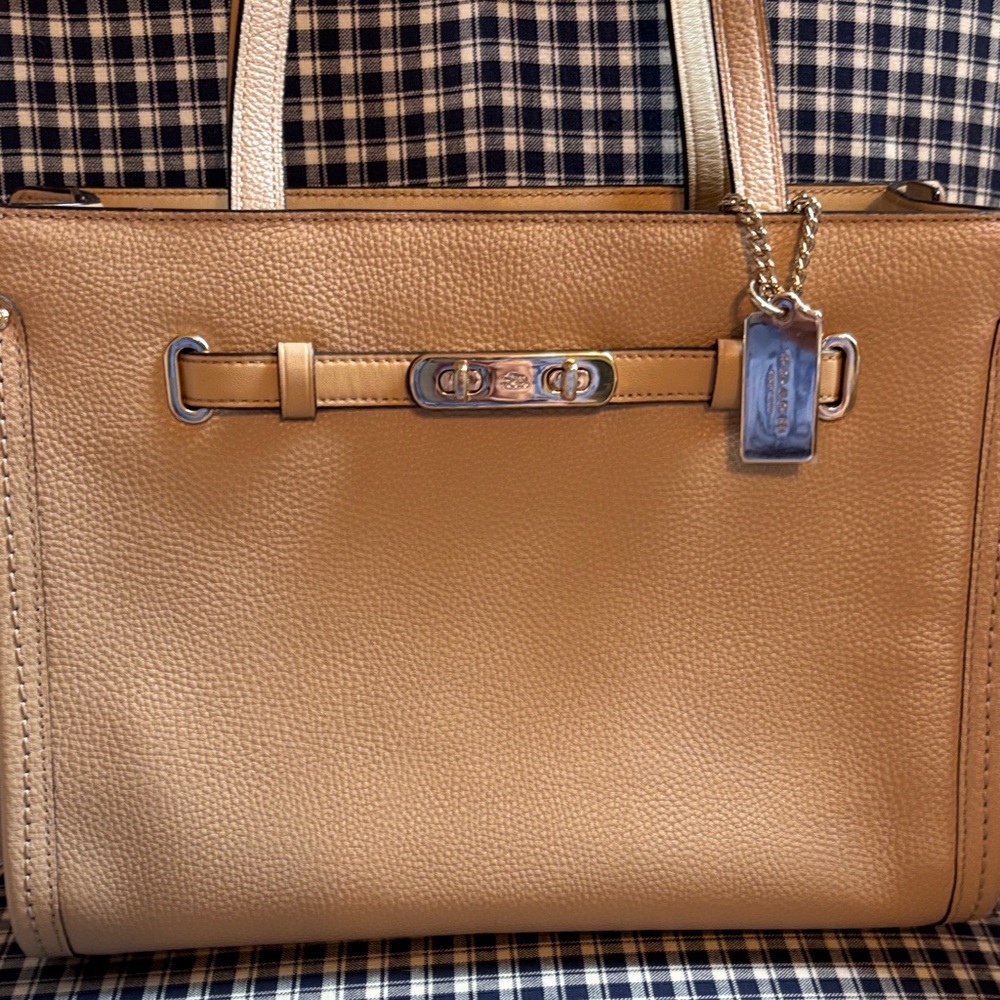 Coach swagger turnlock Tan Pebbled Leather carryall with Gold Hardware - Picture 4 of 16